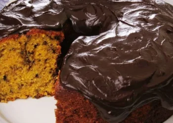 bolo de cenoura com chocolate, sobremesa de liquidificador, delícia irresistível