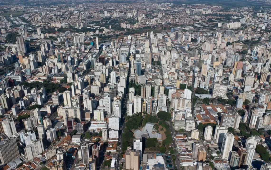 propriedades, residências, habitações;