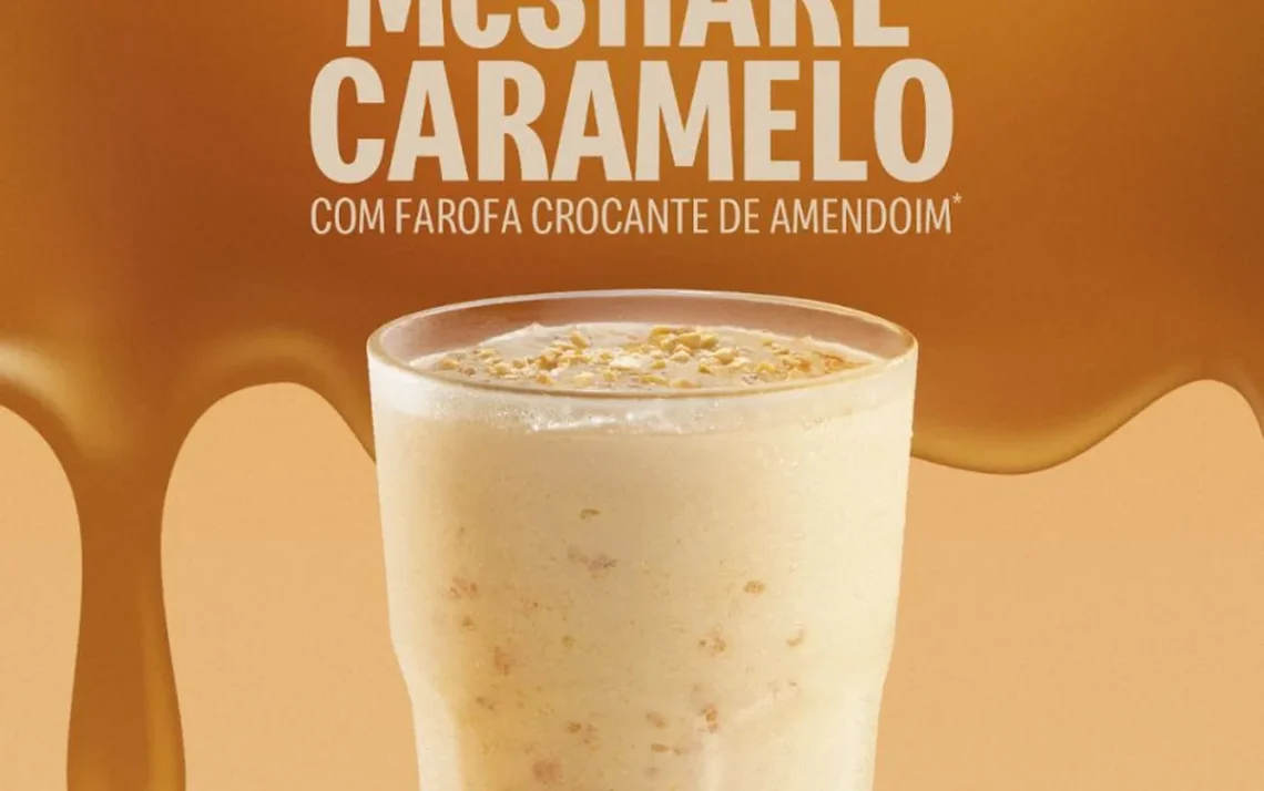 calda de caramelo, calda de chocolate, morango;