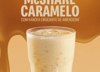 calda de caramelo, calda de chocolate, morango;